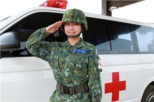 陸軍澎防部本部連醫務所少尉醫官陳相佐，受到軍人父親薰陶鼓勵投身軍旅，平時除照顧官兵健康，更是弟兄姊妹們醫療保健的諮詢好醫官。（記者邱榮吉/澎湖攝影）