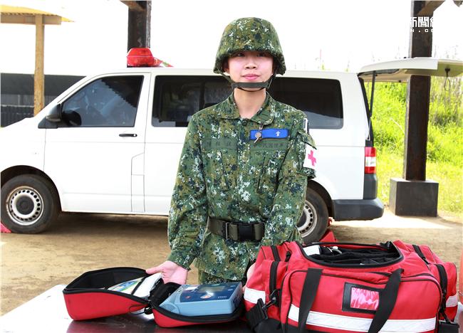 陸軍澎防部本部連醫務所少尉醫官陳相佐，受到軍人父親薰陶鼓勵投身軍旅，平時除照顧官兵健康，更是弟兄姊妹們醫療保健的諮詢好醫官。（記者邱榮吉/澎湖攝影）