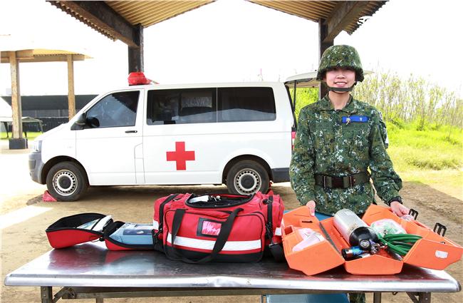 陸軍澎防部本部連醫務所少尉醫官陳相佐，受到軍人父親薰陶鼓勵投身軍旅，平時除照顧官兵健康，更是弟兄姊妹們醫療保健的諮詢好醫官。（記者邱榮吉/澎湖攝影）