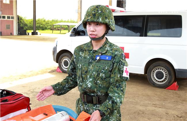 陸軍澎防部本部連醫務所少尉醫官陳相佐，受到軍人父親薰陶鼓勵投身軍旅，平時除照顧官兵健康，更是弟兄姊妹們醫療保健的諮詢好醫官。（記者邱榮吉/澎湖攝影）