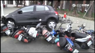 藏槍男心虛逃　把整排機車當保齡球撞