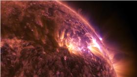 ▲NASA拍攝到太陽表面出現閃焰的壯觀畫面（圖／翻攝自YouTube）