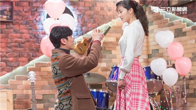 蔡黃汝愛浪漫　盼求婚下跪婚戒2克拉