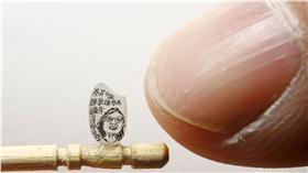 陳逢顯在米粒上繪製準總統蔡英文肖像（圖／翻攝自Twitter）16:9