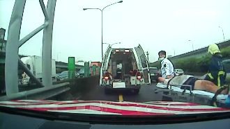 壯男闖國道「散步」　警制止反遭咬傷