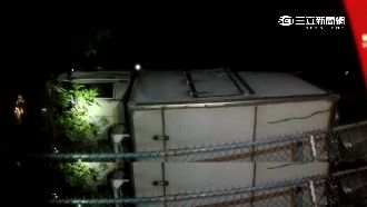 疑閃車失控　貨車連撞2車釀3人傷
