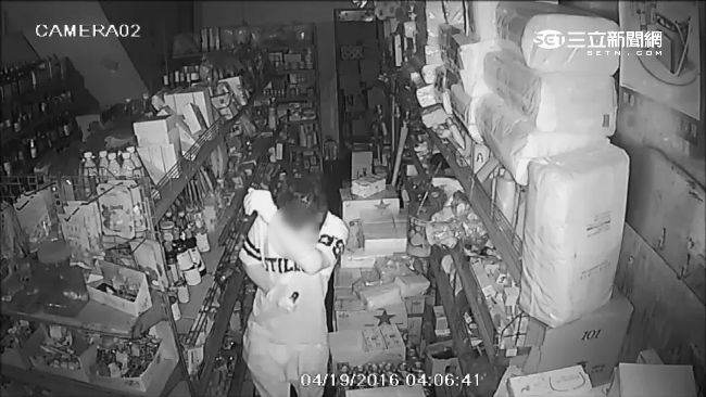 賊爬牆偷商店　警方理髮廳外甕中捉鱉