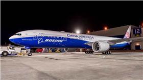 華航最後一架波音777新機，紅梅之外結合波音藍鯨彩繪。（圖／波音提供）