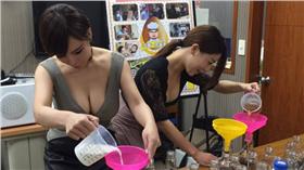 辣模賣珍奶(圖翻攝自Corner Wang臉書)