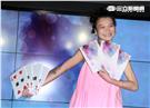 蘇運瑩「鬼馬精靈」唱響華語樂壇，踩「穩贏滑板」挺進金曲獎。（記者邱榮吉/攝影）