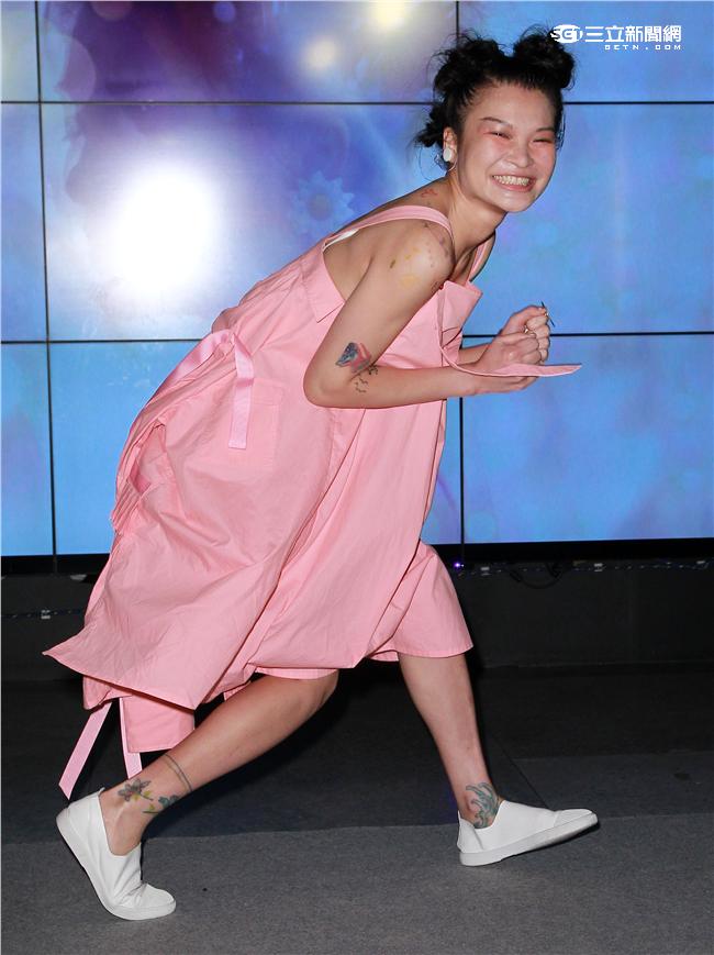 蘇運瑩「鬼馬精靈」唱響華語樂壇，踩「穩贏滑板」挺進金曲獎。（記者邱榮吉/攝影）