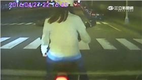 剎車踏板被飲料杯卡住　男撞死等紅燈女騎士