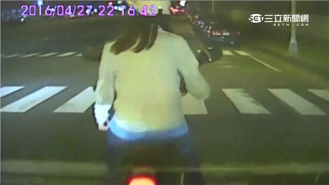 剎車踏板被飲料杯卡住　男撞死女騎士