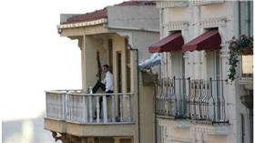 土耳其,伊斯坦堡,銀行,搶劫,搶案（圖／翻攝自Hurriyet Daily News）
http://www.hurriyetdailynews.com/man-robs-istanbul-bank-scatters-money-from-top-floor-balcony.aspx?pageID=238&nid=98452