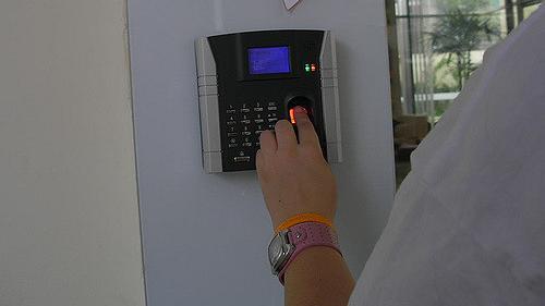 陸大生上課找替身　指紋辨識器驗正身