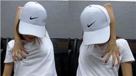 正妹反手繞頸抓胸(蔡昀臻臉書)
