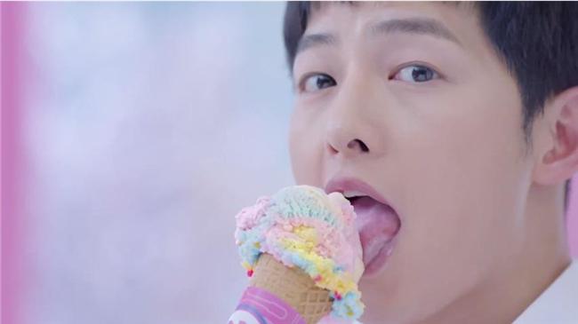 粉絲崩潰！宋仲基吃冰不忘談夏日甜戀