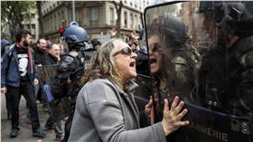 法國民眾抗議勞動法改革（圖／美聯社／達志影像）