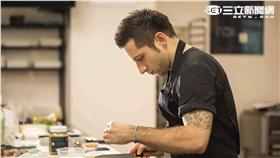 台北君悅酒店邀請東京巧克力學院首席技師Andres Lara來台，展示巧克力的多種風情。（圖／台北君悅酒店提供）