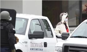 穿熊貓裝揚言炸電視台  美怪男子遭制
翻攝自每日郵報
http://www.dailymail.co.uk/wires/ap/article-3564583/The-Latest-Man-said-bomb-taken-away-ambulance.html