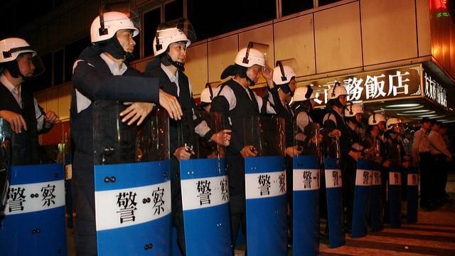 警開槍被判刑不開槍被罵　誰該負責？