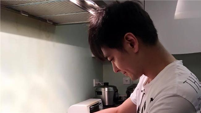 全能男神林志穎下廚為兒做高麗菜泥