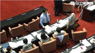 蛤？國民黨團霸佔主席台　高喊反黑箱