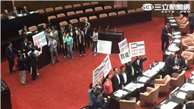 立法院表決通過撤回微調課綱（攝影／記者孫振威）