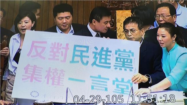 課綱微調遭撤回　藍委圍主席台喊不公