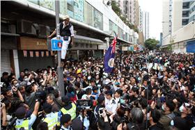 2015年3月在元朗發起遊行，反對水貨客及自由行旅，影­響區內居民生活，要求取消一簽多行
翻攝自YouTube
https://www.youtube.com/watch?v=MFx-k-WvhSY