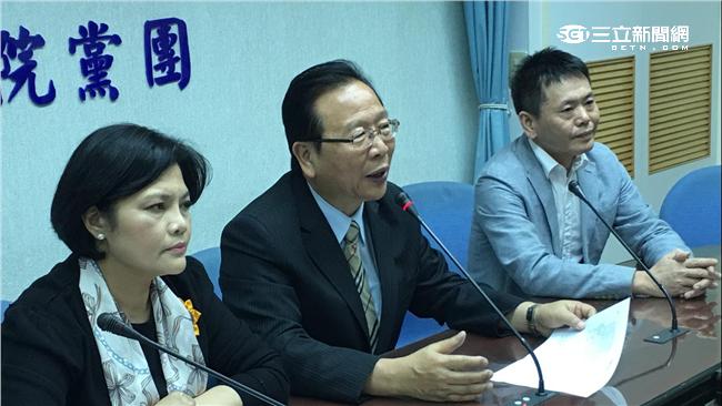 藍委：很不好意思佔領主席台