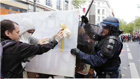 法國反新勞動法運動爆衝突(圖／美聯社／達志影像)
