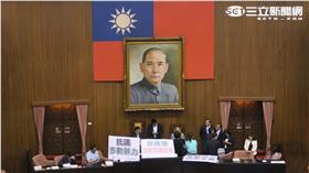 國民黨立委霸占主席台。記者盧素梅攝