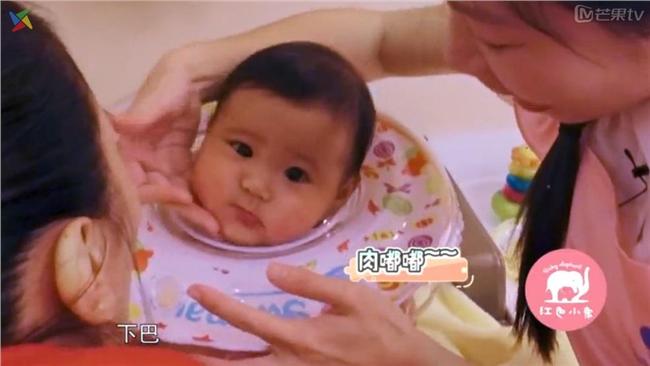 咘咘「冏臉」套泳圈　嘴邊肉卡住啦！