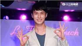 創作系才子嚴爵化身電幻DJ，電音派對引爆音浪。（記者邱榮吉/攝影）（喝酒不開車）