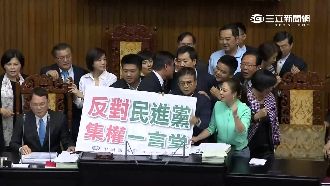 霸佔主席台沒經驗　藍委乾脆睡覺？