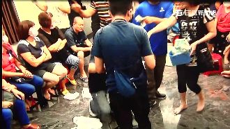 地方媽媽夜聚豪宅　男見警學蜘蛛人逃