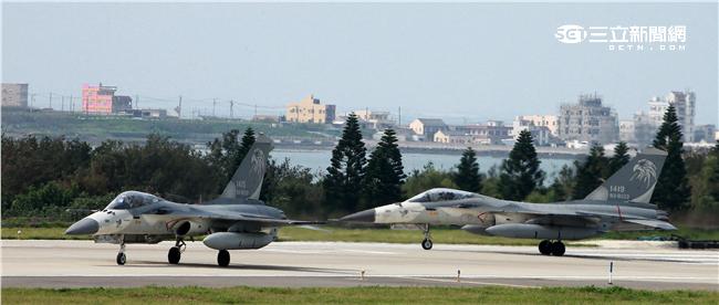 IDF經國號戰機，飛行員與機工長在做飛行前檢查及開車。（記者邱榮吉/澎湖攝影）