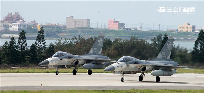 IDF經國號戰機，飛行員與機工長在做飛行前檢查及開車。（記者邱榮吉/澎湖攝影）