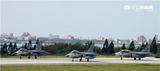 IDF經國號戰機，飛行員與機工長在做飛行前檢查及開車。（記者邱榮吉/澎湖攝影）