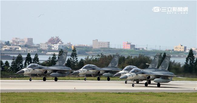 IDF經國號戰機，飛行員與機工長在做飛行前檢查及開車。（記者邱榮吉/澎湖攝影）