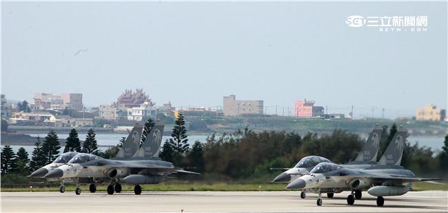 IDF經國號戰機，飛行員與機工長在做飛行前檢查及開車。（記者邱榮吉/澎湖攝影）