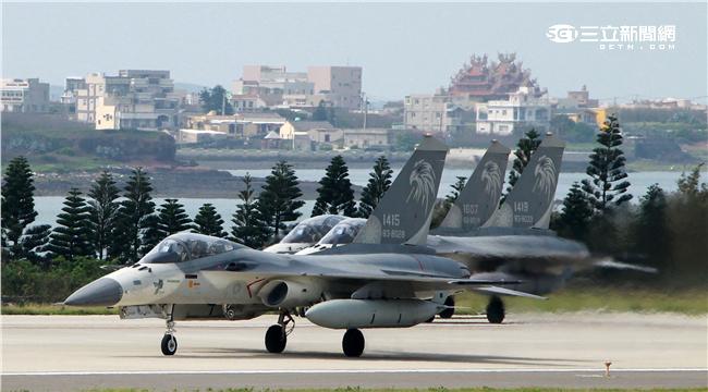 IDF經國號戰機，飛行員與機工長在做飛行前檢查及開車。（記者邱榮吉/澎湖攝影）