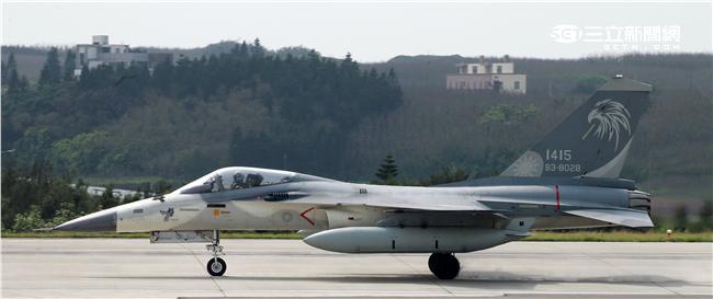 IDF經國號戰機，飛行員與機工長在做飛行前檢查及開車。（記者邱榮吉/澎湖攝影）