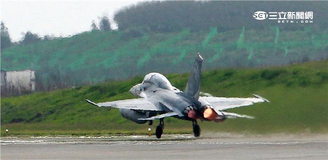 IDF經國號戰機起飛執行台灣領空的安全。（記者邱榮吉/澎湖攝影）