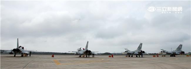 空軍第28作戰隊IDF經國號戰機進駐澎湖實施「天駒任務」，擔任海峽中線警戒任務。（記者邱榮吉/澎湖攝影）