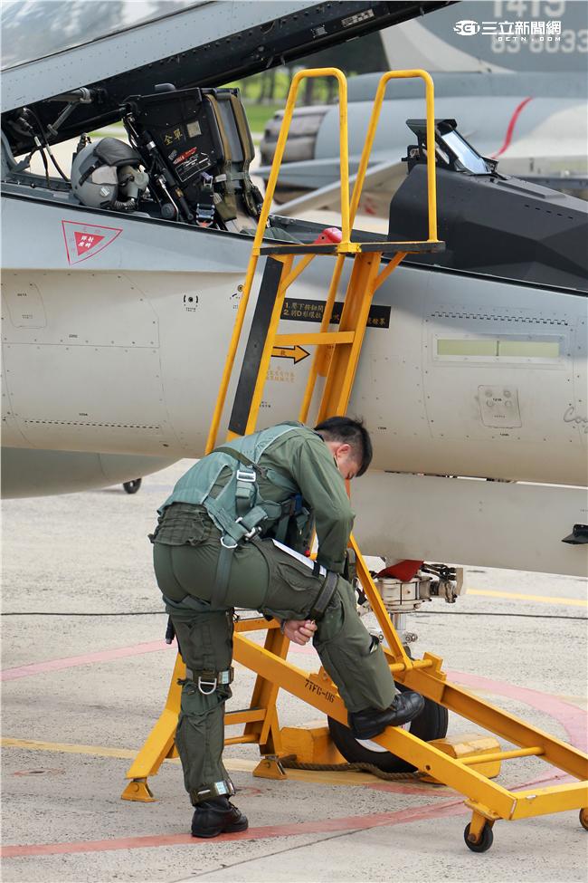 空軍第28作戰隊IDF經國號戰機進駐澎湖實施「天駒任務」，擔任海峽中線警戒任務。（記者邱榮吉/澎湖攝影）