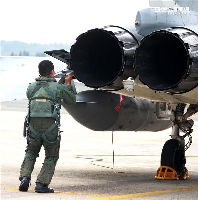 空軍第28作戰隊IDF經國號戰機進駐澎湖實施「天駒任務」，擔任海峽中線警戒任務。（記者邱榮吉/澎湖攝影）
