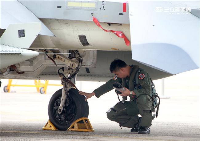 空軍第28作戰隊IDF經國號戰機進駐澎湖實施「天駒任務」，擔任海峽中線警戒任務。（記者邱榮吉/澎湖攝影）