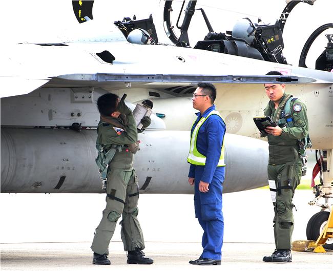 空軍第28作戰隊IDF經國號戰機進駐澎湖實施「天駒任務」，擔任海峽中線警戒任務。（記者邱榮吉/澎湖攝影）